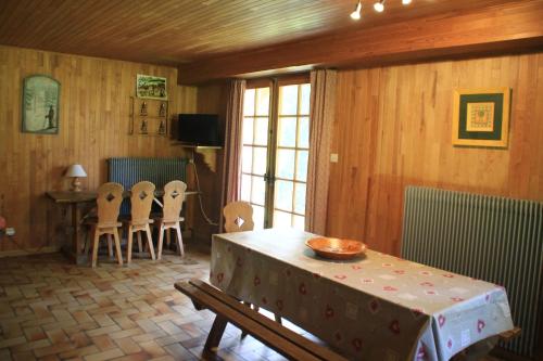 une pièce avec une table et des chaises et une salle à manger dans l'établissement Chalet Marpoêt MRP NATURE & QUIET 6 Pers, à Châtel