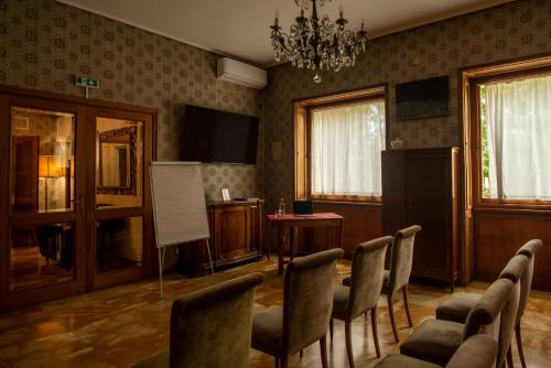 a conference room with chairs and a table and a podium at Locanda dei Buoni e Cattivi in Cagliari
