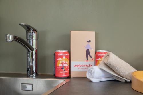 Una encimera de cocina con un libro y un fregadero. en Welcome in - Vakantiewoning - Horizon 14 - Renesse, en Renesse