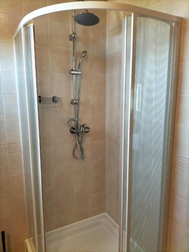 a shower in a bathroom with a glass shower stall at Bed & Breakfast Casa Ceratonia in Alora
