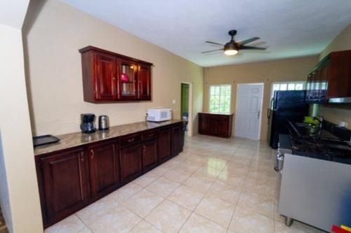 Η κουζίνα ή μικρή κουζίνα στο Spacious room in villa near beach