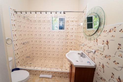 Ένα μπάνιο στο Spacious room in villa near beach