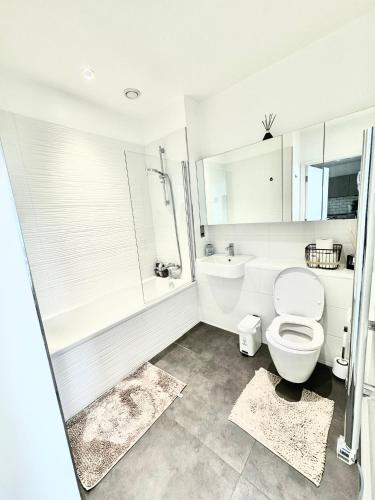 a bathroom with a toilet and a tub and a sink at Convenient Contractor & Family Stay - 5 Guests, Pets Welcome, Parking Included! in Bracknell