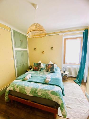 a bedroom with a bed in a room with a window at Auberge du Relais d'Auniac - Hôtel Bar Restaurant Piscine in Anglars-Nozac