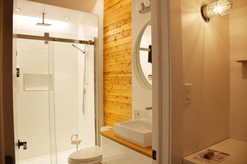 y baño con ducha, aseo y lavamanos. en Maison Évangéline by Bower Boutique Hotels, en Moncton