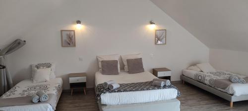 une chambre avec deux lits et un canapé dans l'établissement So'Home, à Saint-Père