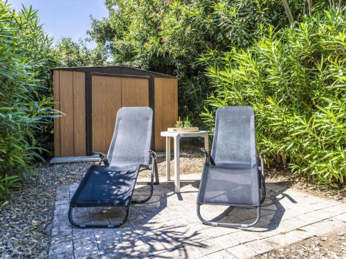 deux chaises et une table sur une terrasse dans l'établissement Studio Club Du Golf by Interhome, au Cap d'Agde