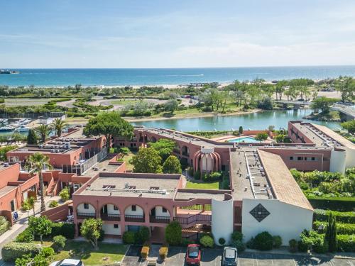 Vue aérienne d'un bâtiment avec l'océan en arrière-plan dans l'établissement Studio Club Du Golf by Interhome, au Cap d'Agde