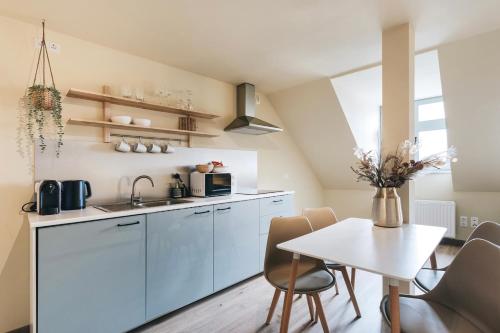 Η κουζίνα ή μικρή κουζίνα στο Idyllisch zentral - Großes Apartment mit historischem Flair und Bergpanorama