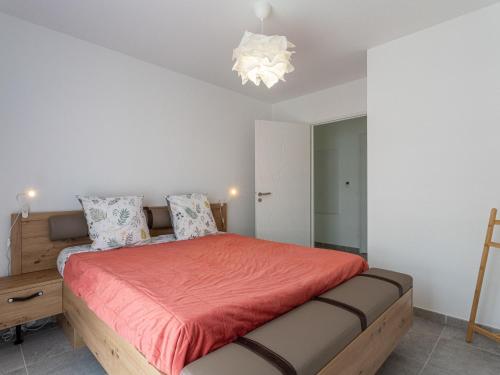 une chambre avec un lit et un lustre dans l'établissement Apartment Canopy by Interhome, à Hyères