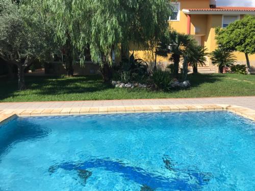 Chalet con gran jardin y piscina privada