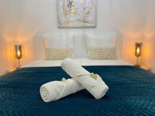 une paire de chaussettes blanches sur un lit dans l'établissement ''Lotus'' Superbe T2 centre ville climatisé - Wifi, à Sète