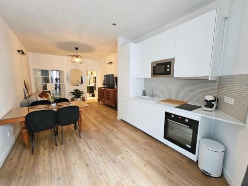 une cuisine et un salon avec une table et une salle à manger dans l'établissement ''Lotus'' Superbe T2 centre ville climatisé - Wifi, à Sète