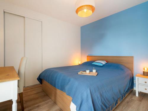 Ένα ή περισσότερα κρεβάτια σε δωμάτιο στο Apartment L'Emerillon by Interhome