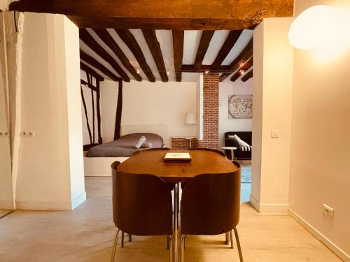 - une table et des chaises dans une chambre dans l'établissement Le studio la belle et la bete -326, à Rouen