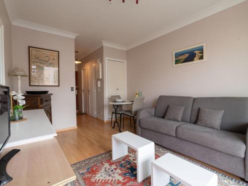 un salon avec un canapé et une table dans l'établissement Studio La Houle-3 by Interhome, à Arcachon