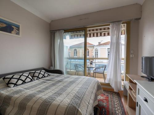 une chambre avec un lit et une fenêtre avec un balcon dans l'établissement Studio La Houle-3 by Interhome, à Arcachon