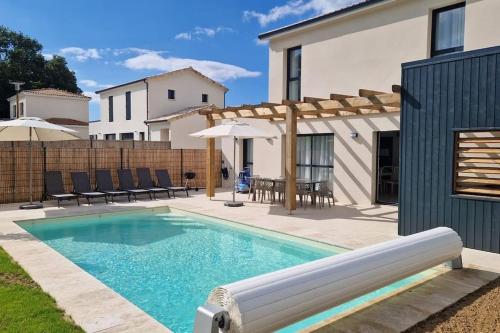 une piscine dans l'arrière-cour d'une maison dans l'établissement La Forêt d'Armotte villa 11, à Saint-Augustin