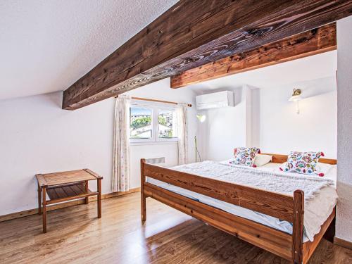 une chambre avec un lit et une fenêtre dans l'établissement Holiday Home Villa 12 Cassin by Interhome, à Canet