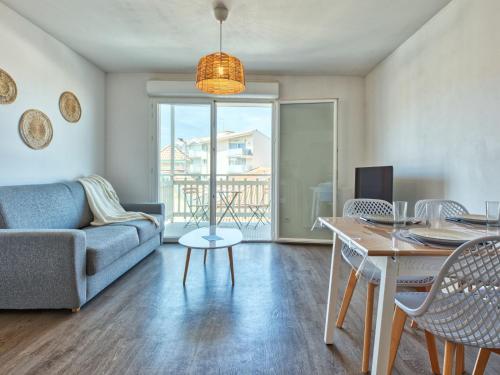 un salon avec un canapé et une table dans l'établissement Apartment Les Oyats by Interhome, à Lacanau-Océan