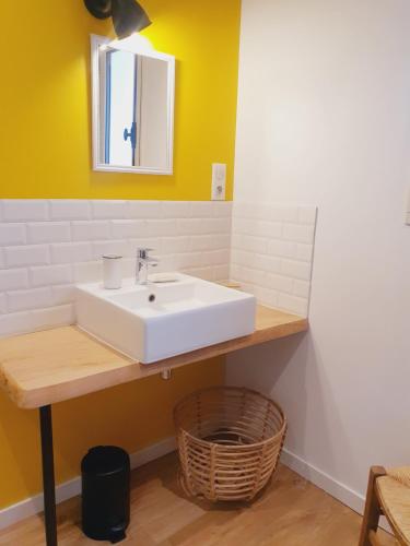 une salle de bain avec un lavabo blanc et un miroir dans l'établissement Villa avec piscine chauffée, à Sainte-Marie de Ré