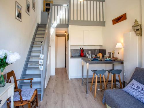 une cuisine et un salon avec un escalier dans une petite maison dans l'établissement Holiday Home Plein Océan-3 by Interhome, à Pornic
