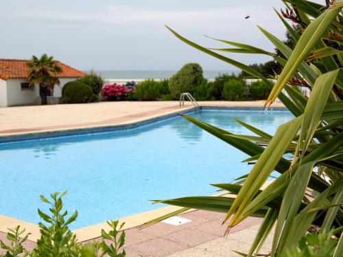 une piscine avec vue sur l'océan dans l'établissement Holiday Home Plein Océan-3 by Interhome, à Pornic