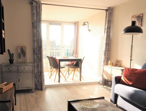 un salon avec une table et une fenêtre dans l'établissement A l'Orée des Pins, Appartement Plage du Tanchet, à La Pironnière