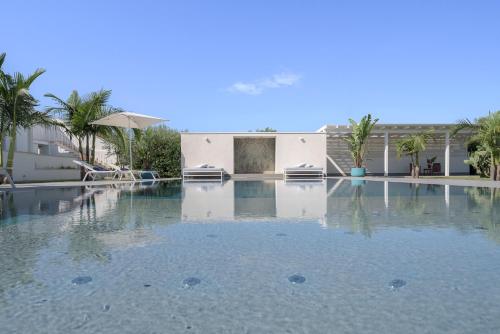 LM7 Luxury Villa Sicilyの敷地内または近くにあるプール