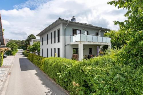 a white house on the side of a road at Ferienvilla Kapitänshaus in Ostseebad Karlshagen