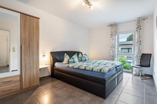 a bedroom with a bed and a desk and a window at Ferienvilla Kapitänshaus in Ostseebad Karlshagen