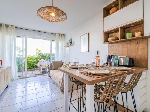 une cuisine et un salon avec une table et des chaises dans l'établissement Apartment Résidence du Port-4 by Interhome, à Arcachon