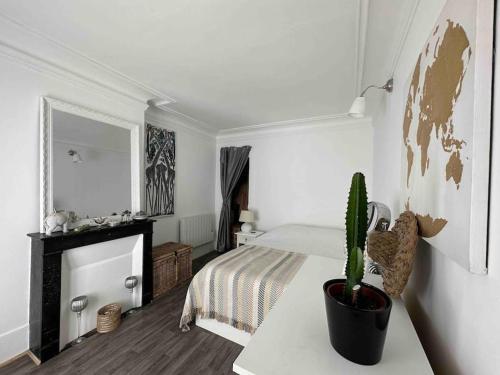 - une chambre avec un lit et une plante sur une table dans l'établissement Coeur de Paris, près Tour Eiffel, à Paris