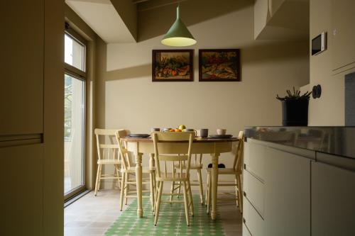 a kitchen with a table and chairs in a room at Casa nas Caldeiras in Furnas