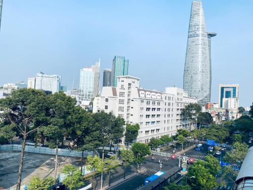 Pemandangan umum bagi Bandar Ho Chi Minh atau pemandangan bandar yang diambil dari hotel