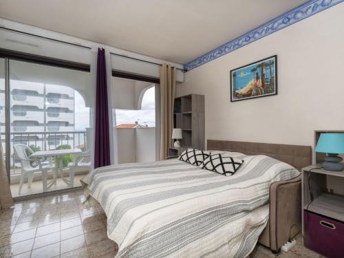 une chambre avec un grand lit et un balcon dans l'établissement Studio Bailli de Suffren-3 by Interhome, à Arcachon