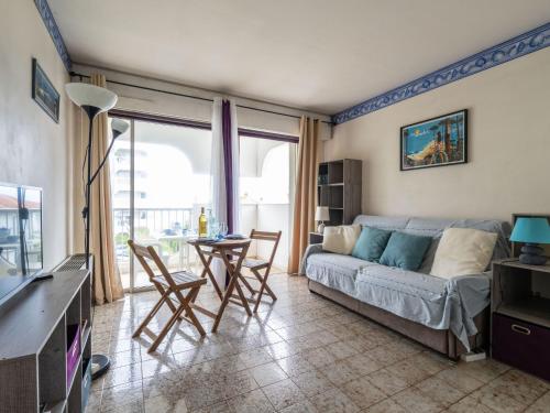 un salon avec un canapé et une table dans l'établissement Studio Bailli de Suffren-3 by Interhome, à Arcachon