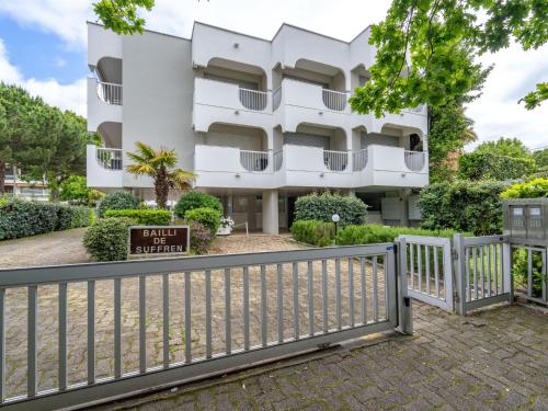 un bâtiment blanc avec une clôture devant dans l'établissement Studio Bailli de Suffren-3 by Interhome, à Arcachon