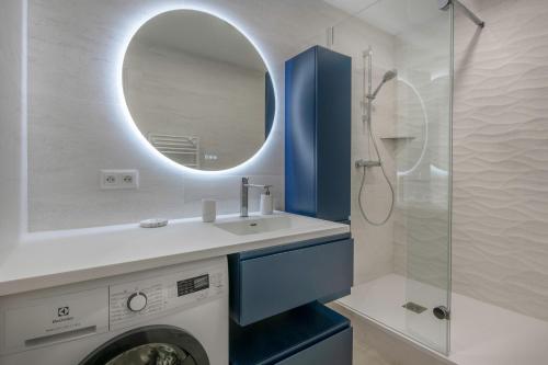 La salle de bains est pourvue d'un lave-linge et d'un miroir. dans l'établissement Appartement pour 4 au coeur de La Baule, à La Baule