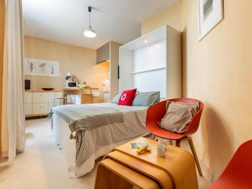 une chambre avec un lit, une chaise et une table dans l'établissement Studio Les Armateurs 3 by Interhome, à Saint-Malo