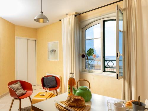 une salle à manger avec une table et une fenêtre dans l'établissement Studio Les Armateurs 3 by Interhome, à Saint-Malo