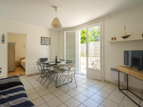 un salon avec une table et une télévision dans l'établissement Holiday Home Ma Cabane by Interhome, à Vaux-sur-Mer