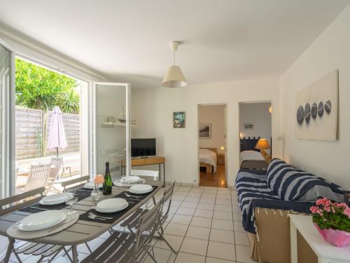 un salon avec une table et un canapé dans l'établissement Holiday Home Ma Cabane by Interhome, à Vaux-sur-Mer