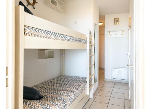 une chambre avec deux lits superposés dans l'établissement Apartment Cap Océan-8 by Interhome, à Mimizan