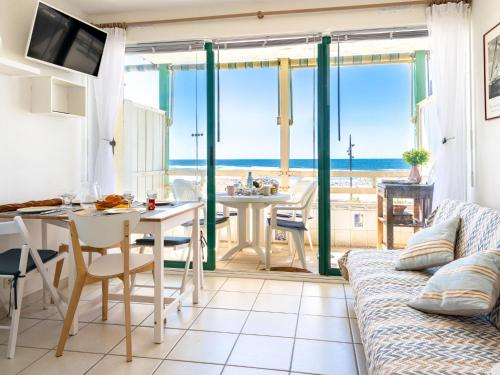 un salon avec un canapé et une table dans l'établissement Apartment Cap Océan-8 by Interhome, à Mimizan