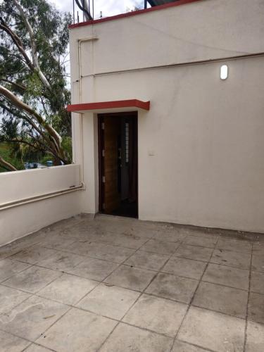 Gambar di galeri bagi Castle Hebbal Room with Kitchen di Bangalore