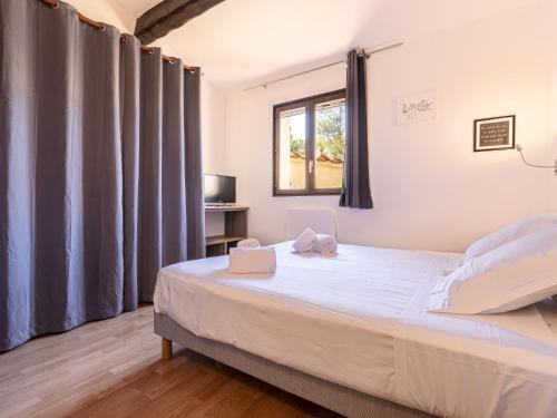 une chambre avec un grand lit avec une fenêtre dans l'établissement Holiday Home Casa Germaine-2 by Interhome, à Porto-Vecchio