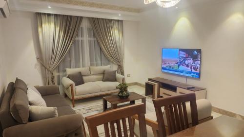 TV a/nebo společenská místnost v ubytování Madinaty apartment 1 شقة فندقية مفروشة سوبر لوكس في مدينتي