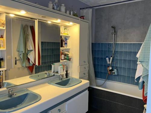 une salle de bain avec deux lavabos et une douche dans l'établissement Maison de ville 102m2 3 chambres, à Montigny-le-Bretonneux