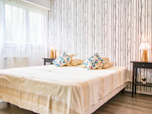 - une chambre avec un lit blanc et des oreillers dans l'établissement Apartment Chez Lucie by Interhome, à Aix-en-Provence